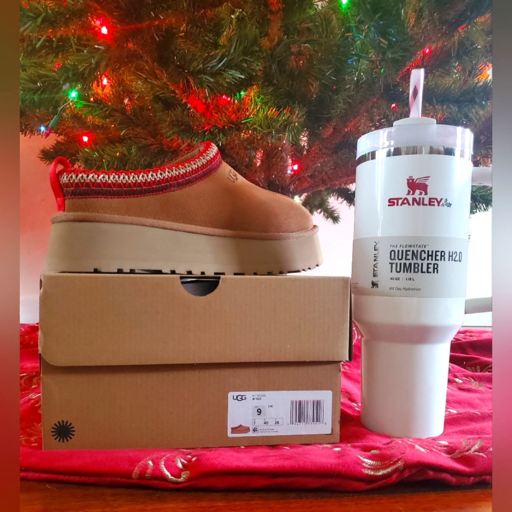 🌲🎀 UGG Tazz Slippers Woman's size 9 w/ Stanley Mistletoe Twist Quencher! 🌲🎀